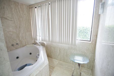 Casa à venda com 351m², 5 quartos e 4 vagasBanheiro da Suíte 1