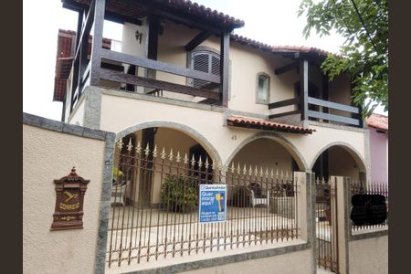 Casa à venda com 351m², 5 quartos e 4 vagasFachada