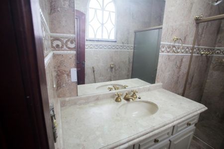 Casa à venda com 351m², 5 quartos e 4 vagasBanheiro da Suíte 2