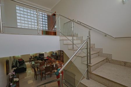Casa de condomínio à venda com 405m², 4 quartos e 4 vagasEscadas