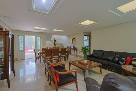 Casa de condomínio à venda com 405m², 4 quartos e 4 vagasSala