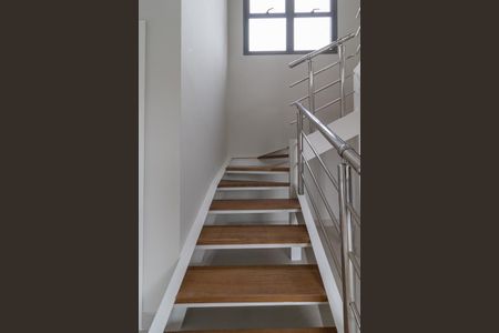 Apartamento à venda com 97m², 2 quartos e 1 vaga Apartamento à venda com 97m², 2 quartos e 1 vagaEscada