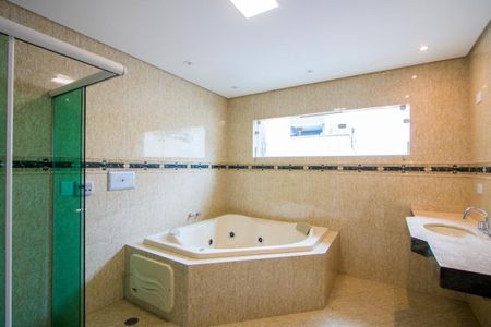 Casa à venda com 244m², 3 quartos e 5 vagasBanheiro do quarto 1