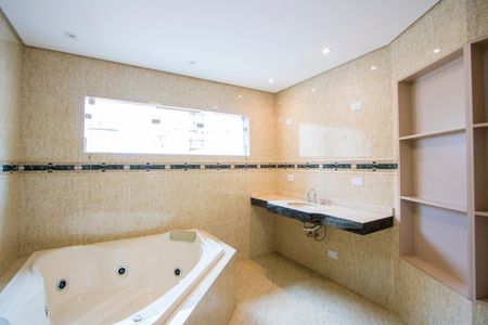 Casa à venda com 244m², 3 quartos e 5 vagasBanheiro do quarto 1