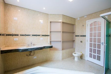 Casa à venda com 244m², 3 quartos e 5 vagasBanheiro do quarto 1