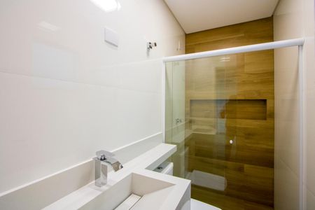 Casa à venda com 244m², 3 quartos e 5 vagasBanheiro do quarto 2