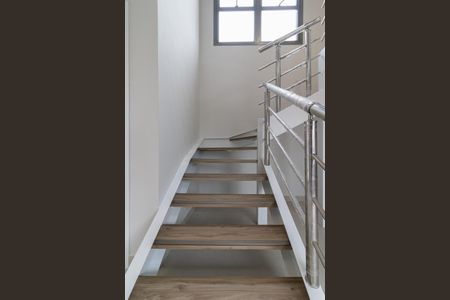 Apartamento para alugar com 97m², 2 quartos e 1 vaga Apartamento para alugar com 97m², 2 quartos e 1 vagaEscada