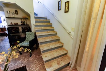 Casa à venda com 105m², 3 quartos e sem vaga Casa à venda com 105m², 3 quartos e sem vagaEscada acesso quartos