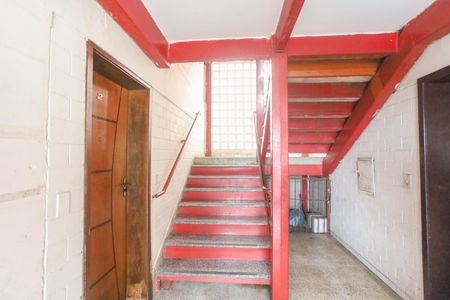 Apartamento para alugar com 60m², 2 quartos e 1 vagaEscada do prédio