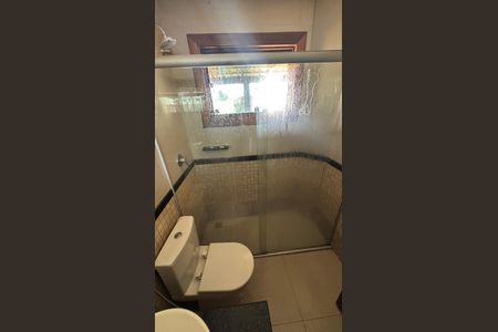 Casa de condomínio para alugar com 260m², 4 quartos e 6 vagasBanheiro