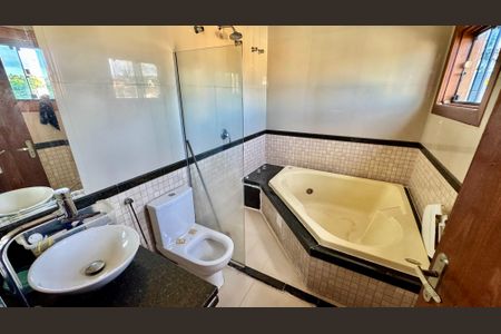 Casa de condomínio para alugar com 260m², 4 quartos e 6 vagasBanheiro Suíte 