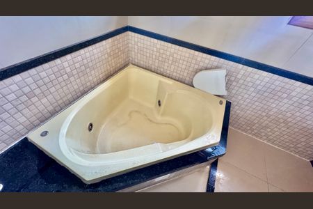 Casa de condomínio para alugar com 260m², 4 quartos e 6 vagasBanheiro Suíte 