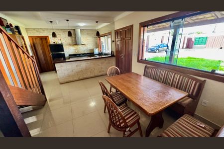 Casa de condomínio para alugar com 260m², 4 quartos e 6 vagasSala