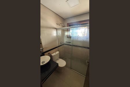 Casa de condomínio para alugar com 260m², 4 quartos e 6 vagasBanheiro