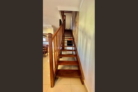 Casa de condomínio para alugar com 260m², 4 quartos e 6 vagasEscada