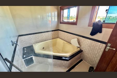 Casa de condomínio para alugar com 260m², 4 quartos e 6 vagasBanheiro Suíte 