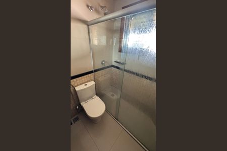 Casa de condomínio para alugar com 260m², 4 quartos e 6 vagasBanheiro