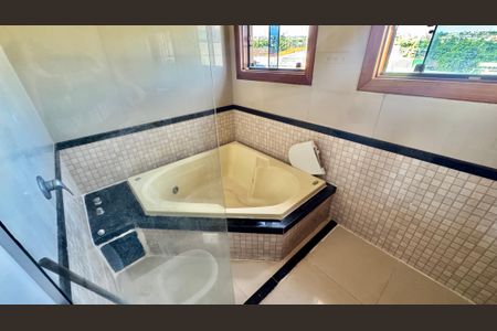 Casa de condomínio para alugar com 260m², 4 quartos e 6 vagasBanheiro Suíte 