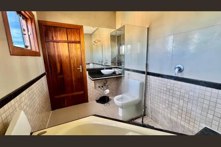 Casa de condomínio para alugar com 260m², 4 quartos e 6 vagasBanheiro Suíte 