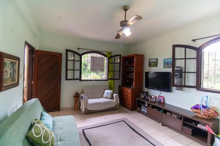 Sala de casa para alugar com 3 quartos, 244m² em Sapê, Niterói