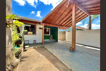 Casa à venda com 60m², 2 quartos e 2 vagasFachada