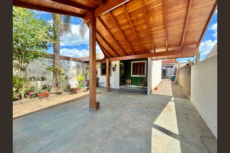 Casa à venda com 60m², 2 quartos e 2 vagasFachada