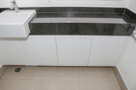 Banheiro Social de kitnet/studio para alugar com 1 quarto, 19m² em Água Branca, São Paulo