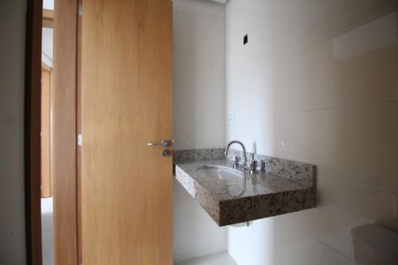 Apartamento à venda com 64m², 2 quartos e 2 vagasBanheiro da Suíte 1