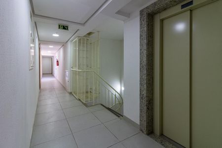Apartamento à venda com 64m², 2 quartos e 2 vagasCorredor