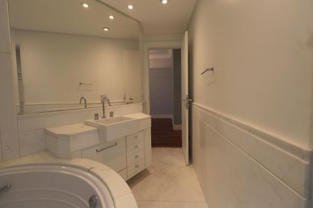 Apartamento à venda com 280m², 4 quartos e 4 vagasBanheiro da Suíte 2