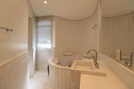 Apartamento à venda com 280m², 4 quartos e 4 vagasBanheiro da Suíte 2