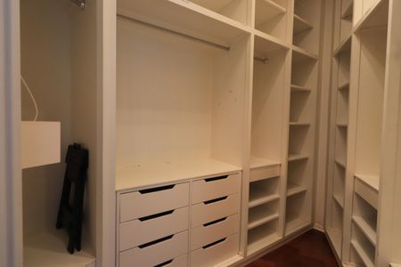 Apartamento à venda com 280m², 4 quartos e 4 vagasCloset da suíte 2