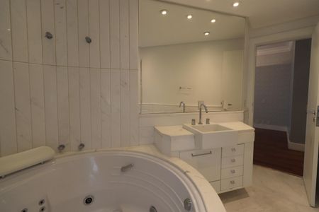 Apartamento à venda com 280m², 4 quartos e 4 vagasBanheiro da Suíte 2