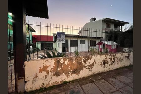 Casa à venda com 353m², 5 quartos e 4 vagas Casa à venda com 353m², 5 quartos e 4 vagasFachada