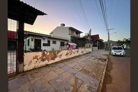Casa à venda com 353m², 5 quartos e 4 vagas Casa à venda com 353m², 5 quartos e 4 vagasFachada
