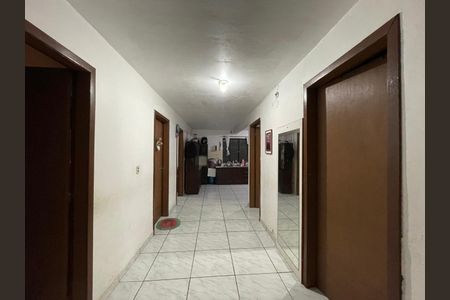 Casa à venda com 353m², 5 quartos e 4 vagas Casa à venda com 353m², 5 quartos e 4 vagasCorredor