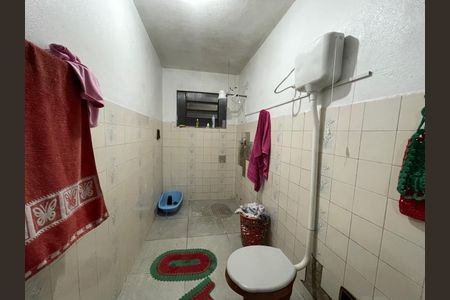 Casa à venda com 353m², 5 quartos e 4 vagas Casa à venda com 353m², 5 quartos e 4 vagasBanheiro social