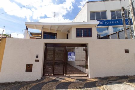 Casa à venda com 203m², 3 quartos e 3 vagas Casa à venda com 203m², 3 quartos e 3 vagasFachada