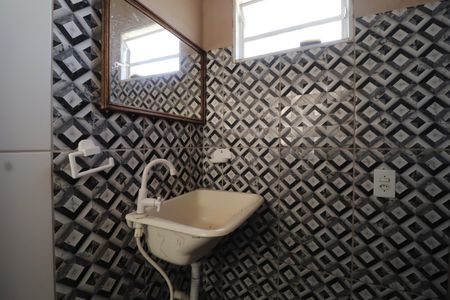 Banheiro de kitnet/studio para alugar com 1 quarto, 18m² em Martins, Uberlândia