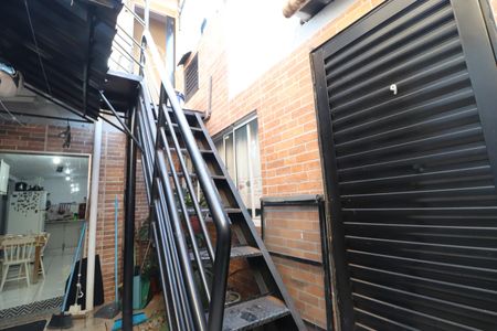 Escada de acesso de kitnet/studio para alugar com 1 quarto, 18m² em Martins, Uberlândia