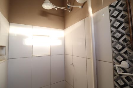 Banheiro de kitnet/studio para alugar com 1 quarto, 18m² em Martins, Uberlândia