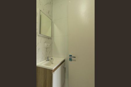 Banheiro Social de kitnet/studio para alugar com 1 quarto, 24m² em Butiatuvinha, Curitiba