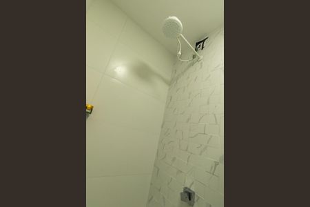 Banheiro Social de kitnet/studio para alugar com 1 quarto, 24m² em Butiatuvinha, Curitiba