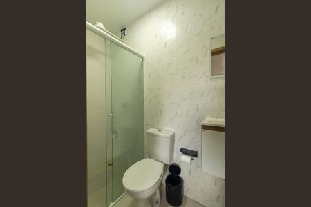 Banheiro Social de kitnet/studio para alugar com 1 quarto, 24m² em Butiatuvinha, Curitiba