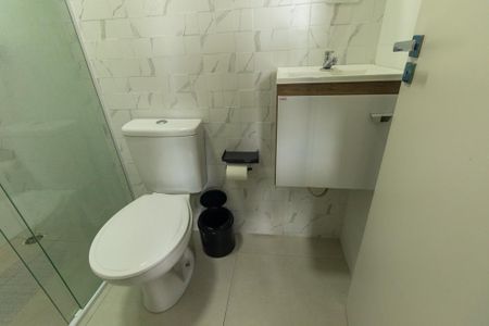 Banheiro Social de kitnet/studio para alugar com 1 quarto, 24m² em Butiatuvinha, Curitiba