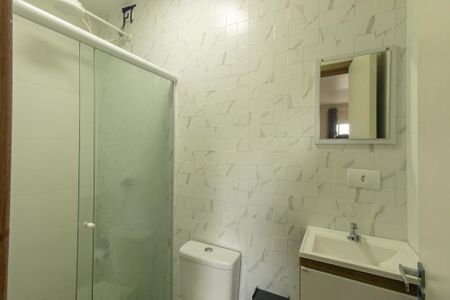 Banheiro Social de kitnet/studio para alugar com 1 quarto, 24m² em Butiatuvinha, Curitiba