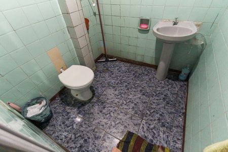 Casa à venda com 330m², 4 quartos e 3 vagas Casa à venda com 330m², 4 quartos e 3 vagasBanheiro Casa 2