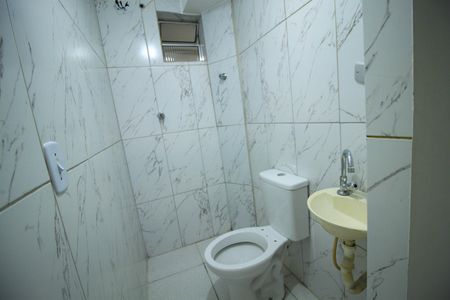 Banheiro de kitnet/studio para alugar com 1 quarto, 10m² em Quarta Parada, São Paulo