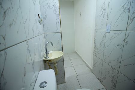 Banheiro de kitnet/studio para alugar com 1 quarto, 10m² em Quarta Parada, São Paulo