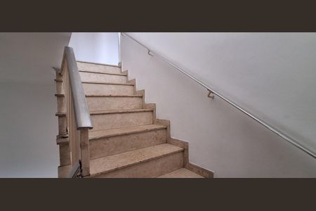 Casa à venda com 176m², 3 quartos e 2 vagasEscada